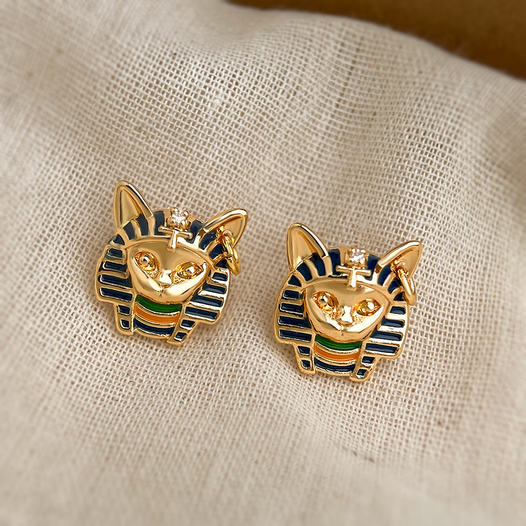 Petite Sphinx - Boucles d'oreilles puce chat en émail plaqué or 14K