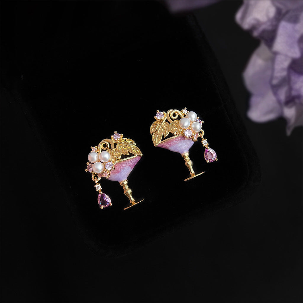Boucles d'oreilles puces « Evening Toast » en émail plaqué or 14 carats avec perle en forme de verre à vin