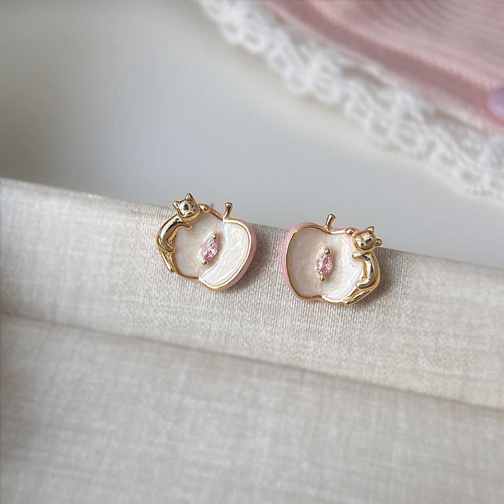 Whimsy Bite - Boucles d'oreilles puces chat et pomme en émail plaqué or 14 carats