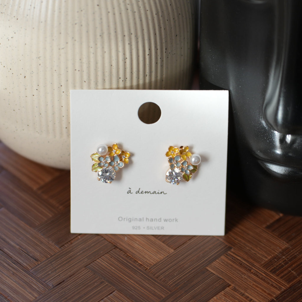 Honey Bloom - Boucles d'oreilles puces à fleurs en émail plaqué or 18 carats avec perle