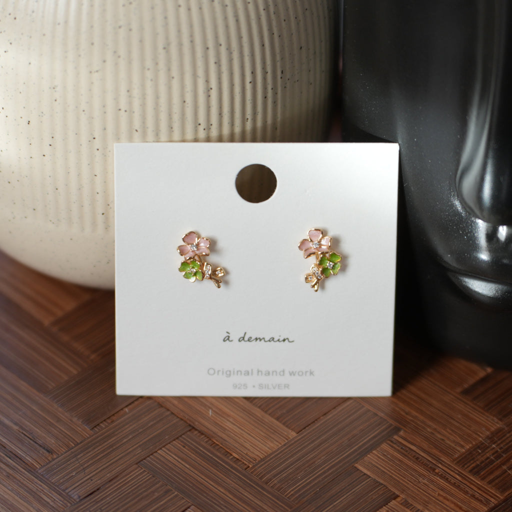 Posy - Boucles d'oreilles puces à fleurs en émail plaqué or 18 carats