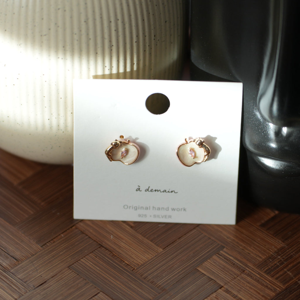 Whimsy Bite - Boucles d'oreilles puces chat et pomme en émail plaqué or 14 carats