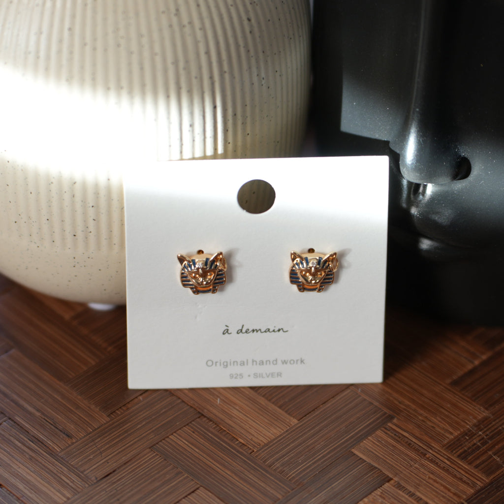 Petite Sphinx - Boucles d'oreilles puce chat en émail plaqué or 14K