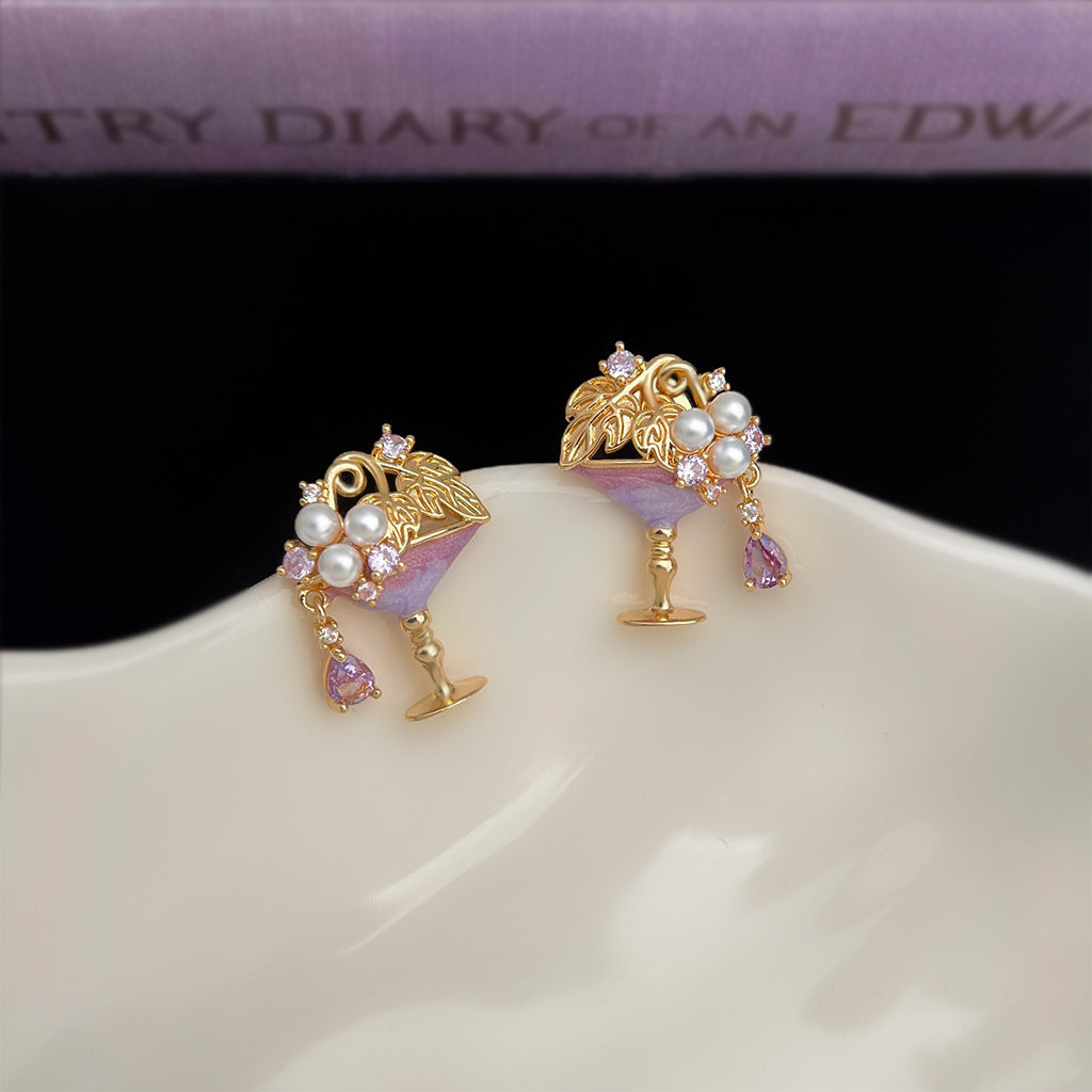 Boucles d'oreilles puces « Evening Toast » en émail plaqué or 14 carats avec perle en forme de verre à vin