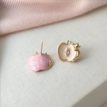 Whimsy Bite - Boucles d'oreilles puces chat et pomme en émail plaqué or 14 carats