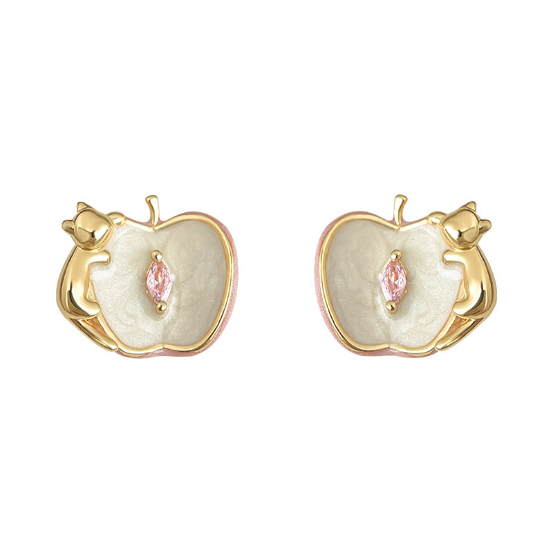 Whimsy Bite - Boucles d'oreilles puces chat et pomme en émail plaqué or 14 carats