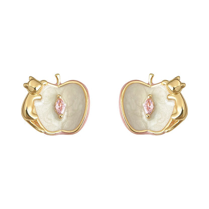 Whimsy Bite - Boucles d'oreilles puces chat et pomme en émail plaqué or 14 carats