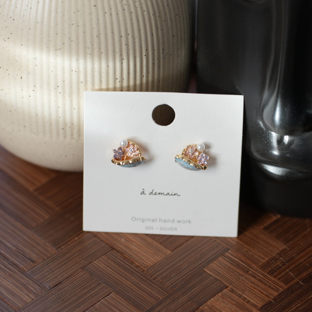 Cool Breeze - Boucles d'oreilles puces à motif floral en émail plaqué or 14K