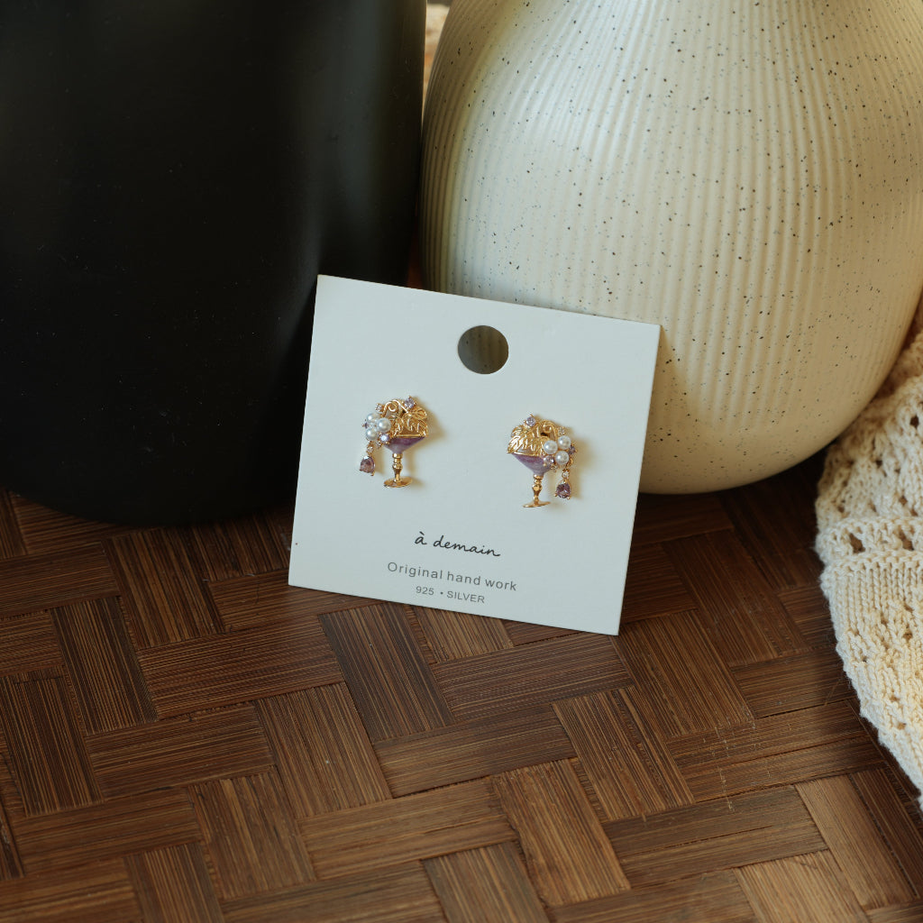 Boucles d'oreilles puces « Evening Toast » en émail plaqué or 14 carats avec perle en forme de verre à vin